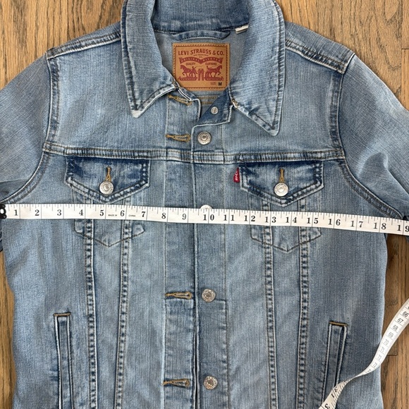 Levi's Women’s Classic Light Blue Denim Jacket Size Medium - Picture 9 of 14